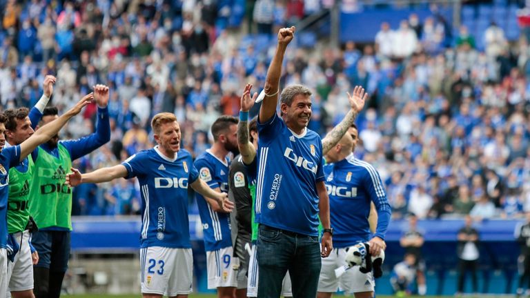 Arturo Elías junto a los jugadores del Oviedo tras el triunfo ante el Leganés
