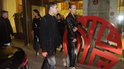 Invitados a la exposición de Steven Meisel, saliendo del Hotel Finisterre. A la derecha, la actriz y modelo Amber Valletta.