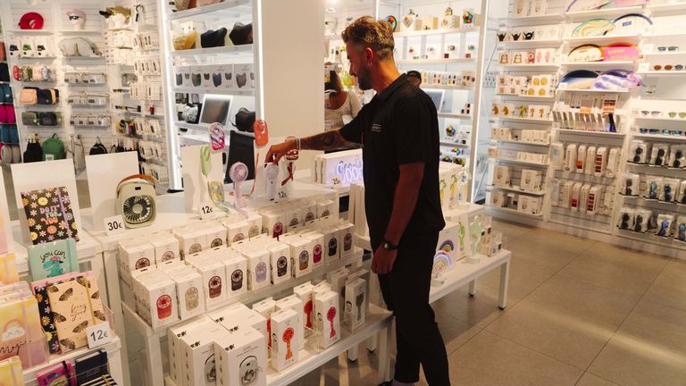 En comercios como Ale-Hop han incrementado la venta de accesorios contra el calor