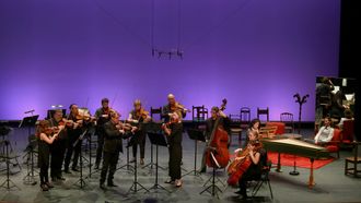 O Grupo Instrumental Siglo XX, liderado polo violinista Florian Vlashi, en pleno Concerto das Letras no Teatro Coln; sentado,  dereita, agardando para cantar, o bartono Daniel Mosquera.