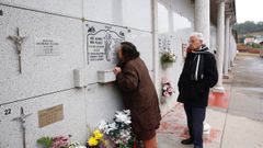 Mara Luisa y Alberto acuden cada da al cementerio de San Mauro a visitar la tumba de su hijo, que falleci atropellado el 6 de agosto del 2010