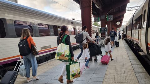 Viajeros con niños en la estación de tren de A Coruña