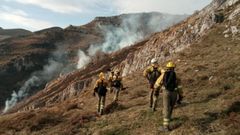 Labores de extinci�n en incendio forestal de Tineo