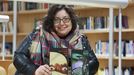 Rodríguez, en la biblioteca de Narón, posando con las novelas de Elizabeth Engstrom y Ken Greenhall que son sus más recientes traducciones al castellano.