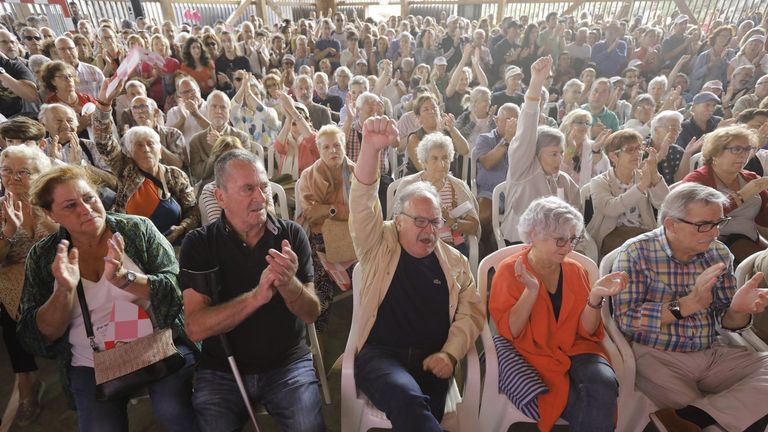 Simpatizantes de Sumar levantan el puño durante un mitin en Gijón