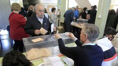 Votacin en el colegio electoral del IES de Canido