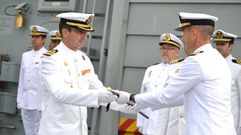 El capitn de fragata Ignacio Cuartero recibiendo el mando