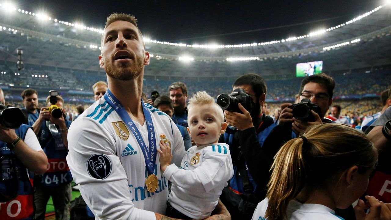 El entrenador del Real Madrid junto a su mujer. 