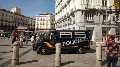Varios agentes de la Policía Nacional patrullan en la Plaza de la Puerta del Sol en Madrid
