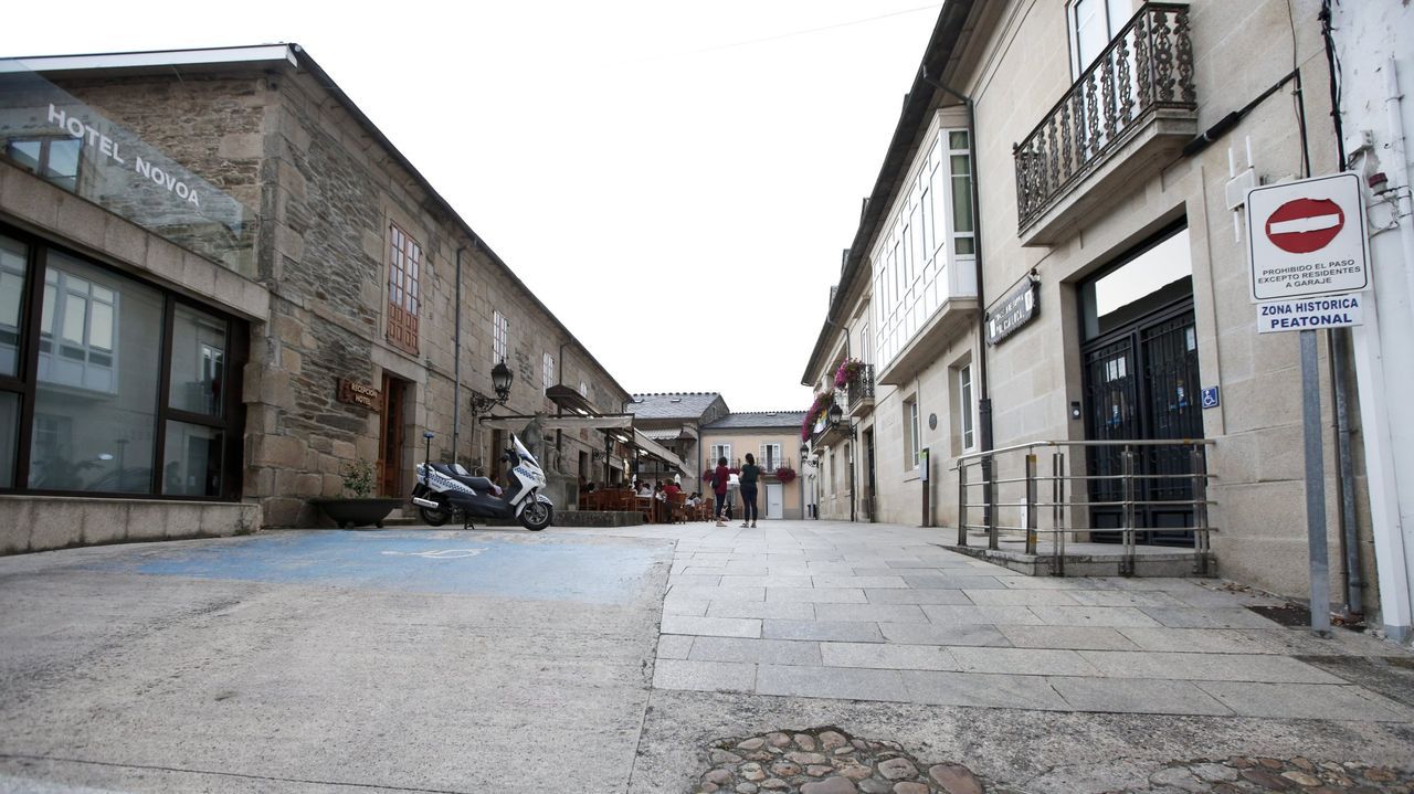 A la derecha, el edificio de la Polica Local de Sarria