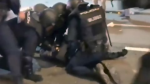 Nuevas imágenes de la agresión que dejó a un policía nacional herido muy grave