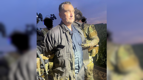 Foto del momento de la detención de Vance Boelter, de 57 años