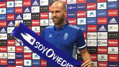 Alfredo Ortuo posa como nuevo jugador carbayn