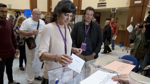 La secretaria general de Podemos Andaluca, Teresa Rodrguez, junto al alcalde de Cdiz, Jos Mara Gonzlez, Kichi, vota para las elecciones generales en el colegio del Edificio de Correos de la capital gaditana. 