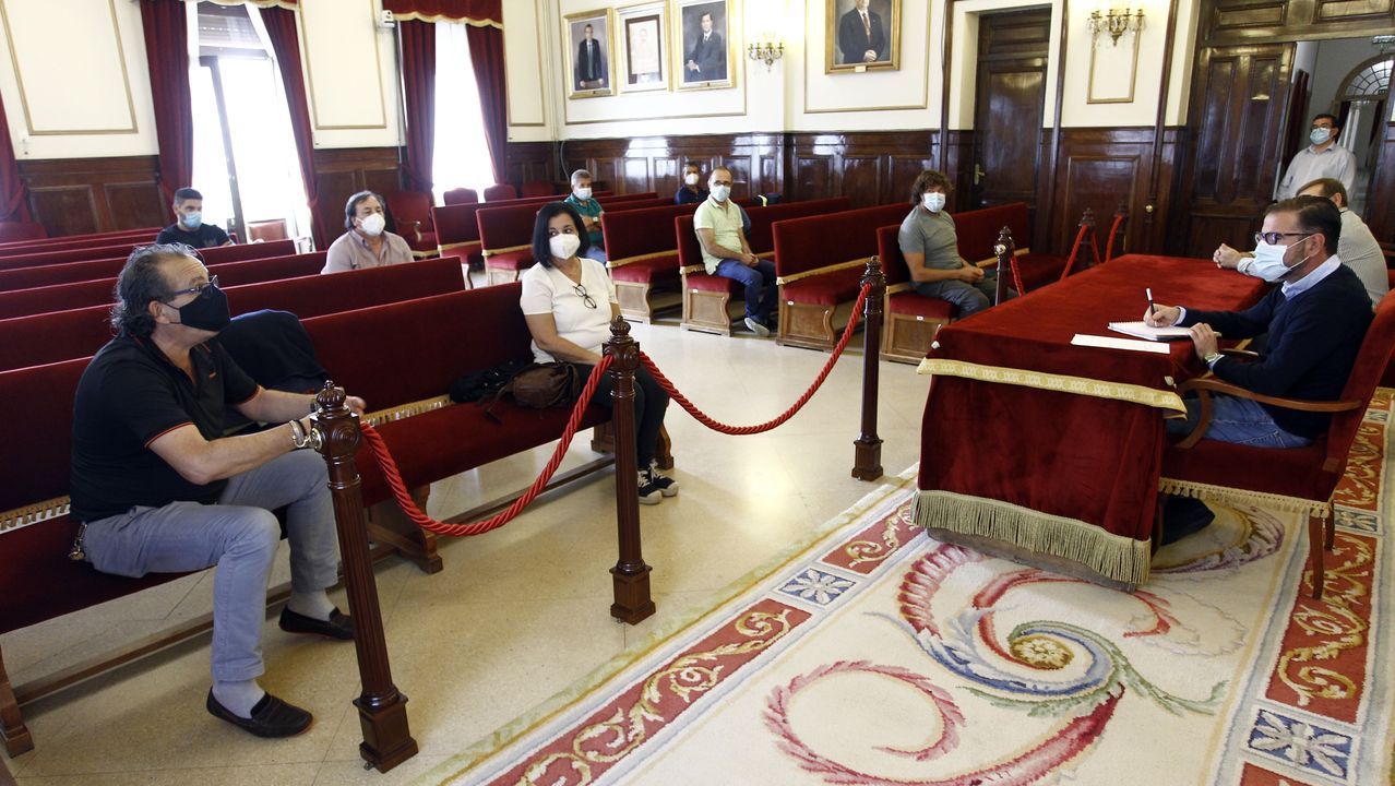Los rostros clebres de la distancia social.Una representacin de los trabajadores march hasta el consistorio, donde fueron recibidos