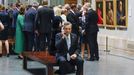 Draghi, el miércoles hablando por teléfono en el Museo del Prado antes de su marcha.