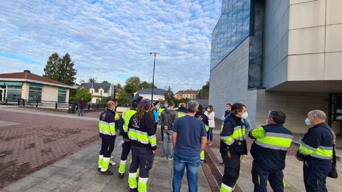 Los trabajadores se concentraron en la plaza de Galicia antes de reunirse con la alcalde y los portavoces municipales