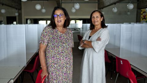 Mayte García y María José Rodríguez, trabajadoras del comedor en el colegio Santa María del Mar. 