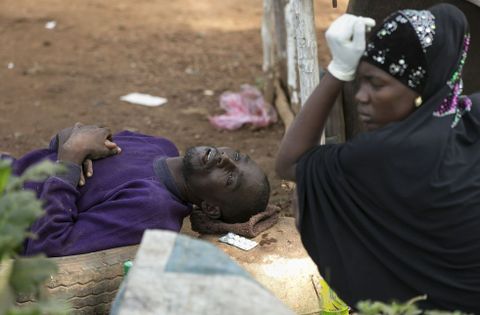 Un posible enfermo de bola espera transporte para un hospital en Freetown, Sierra Leona. 