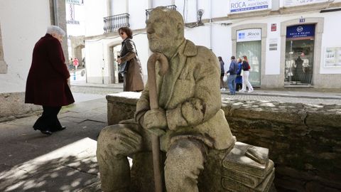 Escultura de Manuel Mara xunto  Casa da Cultura de Vilalba, obra de Jos Gmez de Bernardo