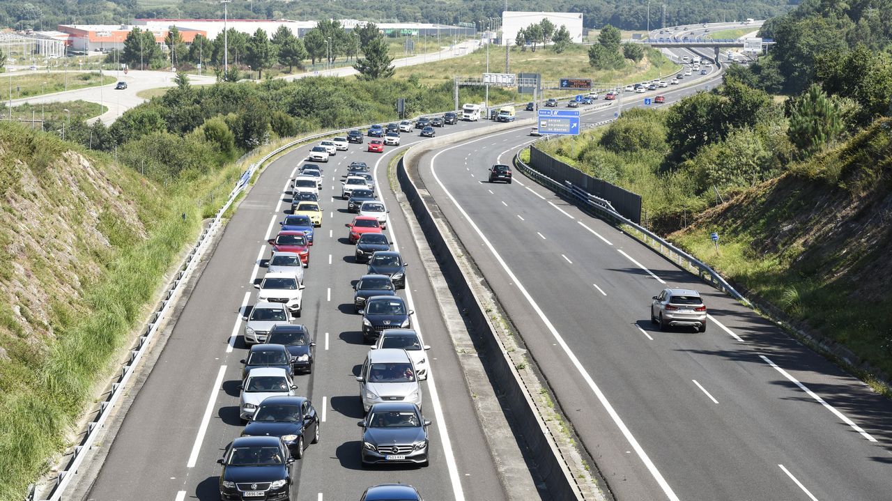 Arquitectura de premio en Ourense.Automviles circulando por la Autova do Salns (foto de archivo)