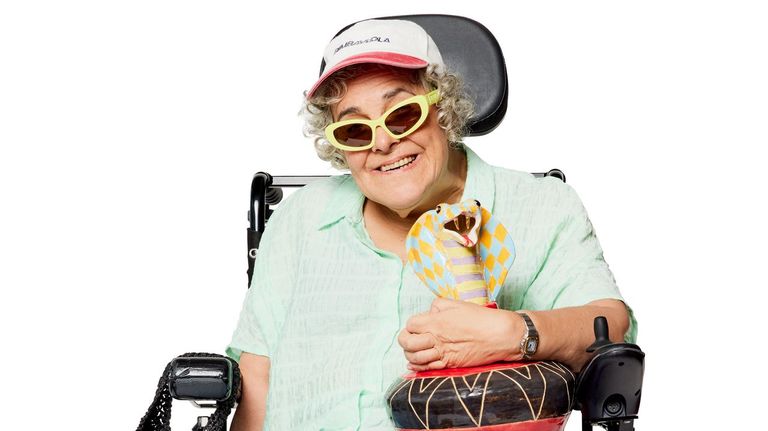 Pilar Álvarez, usuaria de Apamp, posa junto a su pieza de cerámica para Bimba y Lola