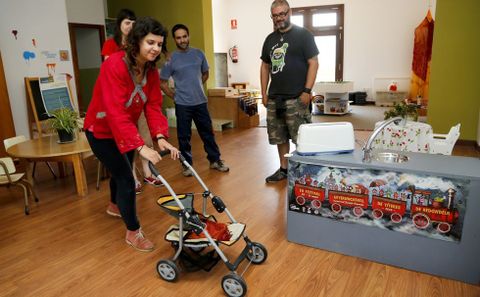 Sandra, a educadora do centro, con algúns membros da asociación Semente Vigo.