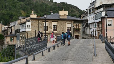 Peregrinos en Villafranca del Bierzo, donde el Camino Olvidado se une con el Francés.
