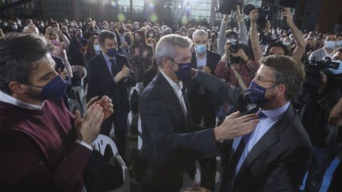 Feijoo, acercndose a abrazar a Alfonso Rueda cuando anunci su candidatura a presidir el PP nacional.