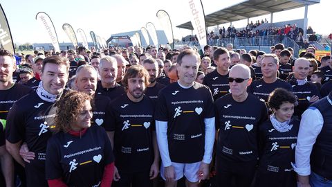 Fernando Alonso junto a Manuel Menéndez y Beatriz Fernández, en la carrera solidaria