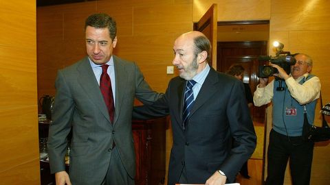 Reunión con el portavoz popular, Eduardo Zaplana, en el 2006 tras el alto al fuego roto por ETA