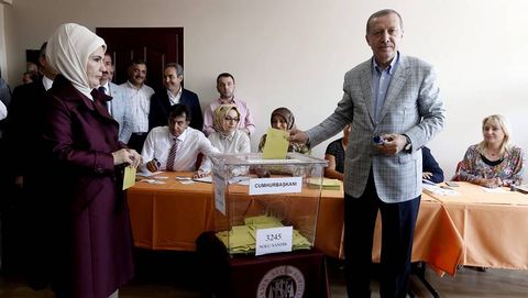 El primer ministro Erdogan votando junto a su esposa