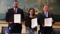 El presidente del Principado de Asturias, Adrin Barbn; la ministra de Defensa, Margarita Robles, y el alcalde de Oviedo, Alfredo Canteli, tras la firma del protocolo