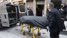 Momento en el retiran el cuerpo de la mujer asesinada del bar que regentaba con su pareja en Bilbao