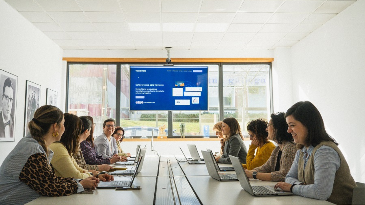 Parte del equipo de Visual Trans, que tiene su sede en O Porri�o