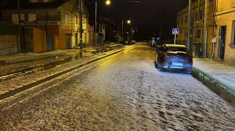 Una violenta granizada tiñe Vigo de blanco