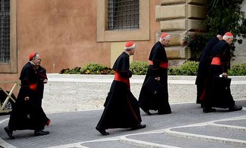Los cardenales Di Nardo, Wuerl, Levada y George acceden al precnclave.