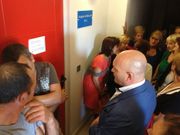 Extrabajadores de Alfageme ante las puertas del juzgado de lo Mercantil n�mero 3 de Pontevedra en Vigo