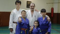 Bernardo Romay, junto a sus nietos, en el Judo Club Corua que fund en 1975