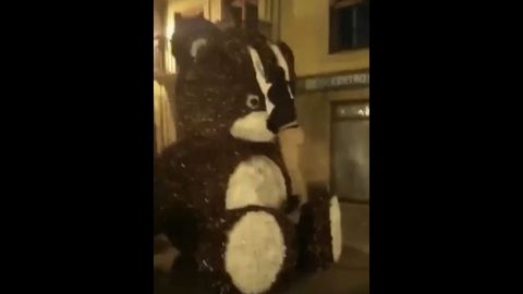 El joven colgado del elemento decorativo, instantes antes de que la cabeza de la figura venciera hacia abajo