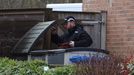 Un policía registra un contenendor en la casa de Peter Murrell, marido de Sturgeon, como parte de la investigación policial.