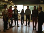 El conselleiro Xes�s V�zquez, charlando con alumnos del Manuel Murgu�a
