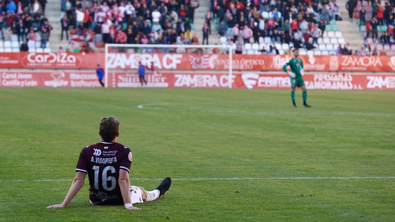 Dos errores defensivos alargan la mala racha del Pontevedra en Zamora (2-1)