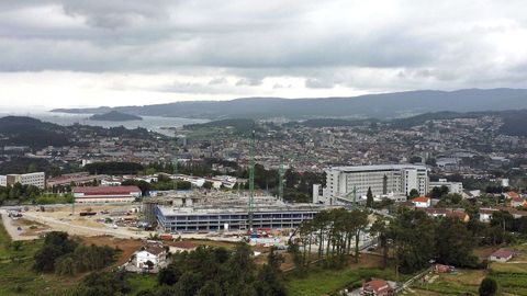 Vistas del Hospital Montecelo, en Pontevedra, y de las obras de construcción del nuevo centro sanitario