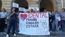 Concentración de afectados por el cierre de iDental ante el ayuntamiento de Gijón