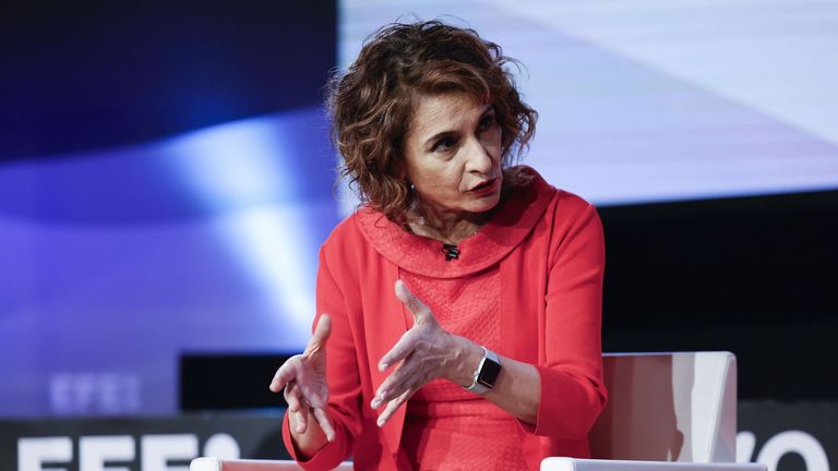 Montero adelanta que España cumplió el objetivo de déficit del 2,5 % del PIB en el 2025