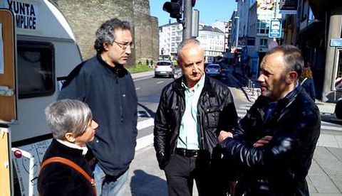 El responsable local del BNG y los concejales, en la caravana montada ante la sede de la Xunta