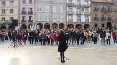 Lectura del manifiesto del Consejo de la Mujer de Avils, en la plaza de Espaa, durante el da internacional contra la violencia de gnero