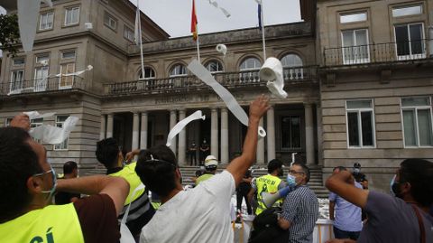 Lanzamiento de papel higinico ante la Subdelegacin del Gobierno en Pontevedra