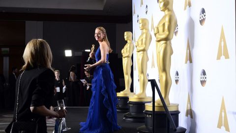 Brie Larson posa para los medios tras conseguir su Oscar como mejor actriz por «La Habitación».
